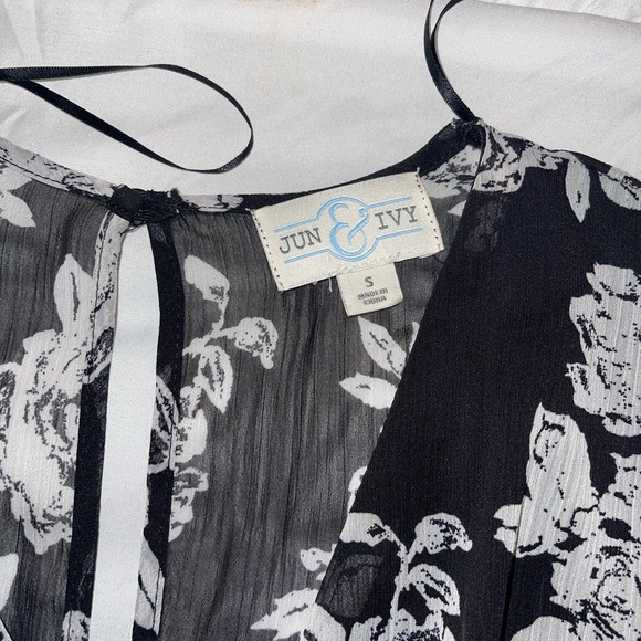 Floral Dress, Deep V neck, cute back cutout (Size S) - Picture 4 of 5